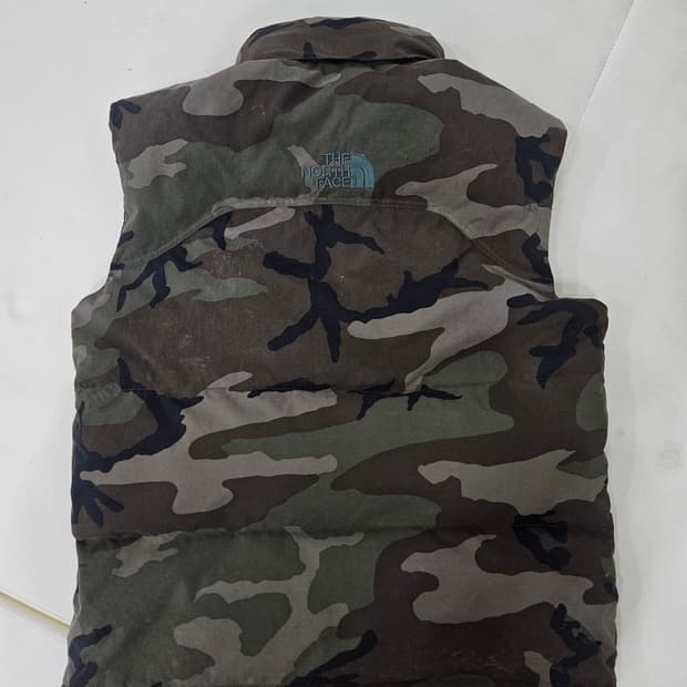 노스페이스 카모 센터로고 패딩조끼 눕시