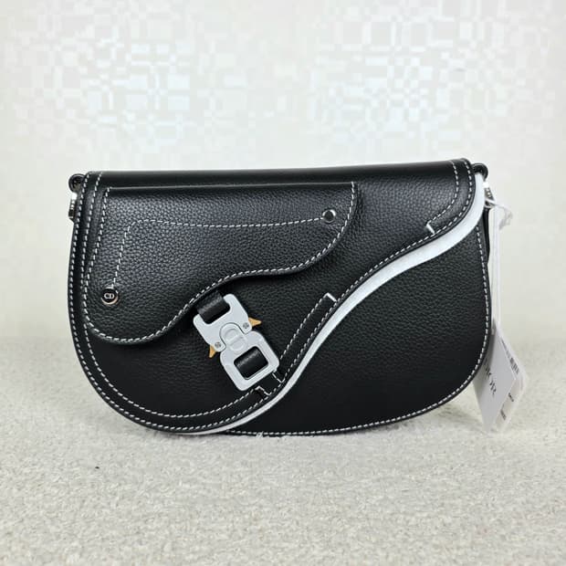 디올 메신저백 새들 스트랩백 