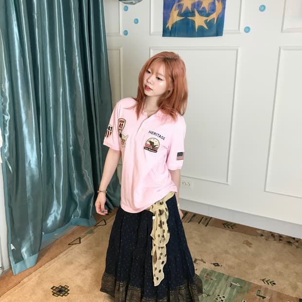 스포티한 와펜 디테일과 러블리한 컬러감이 조화로운. 미국 하이틴 무드••