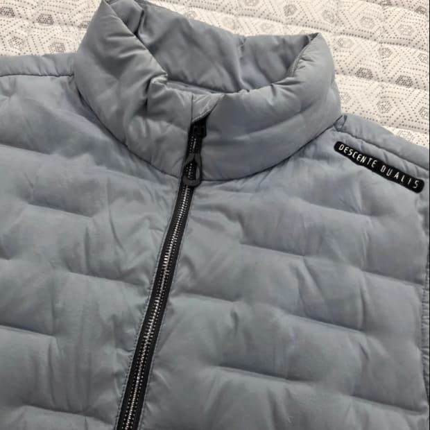 데상트 듀얼리스 남성 경량 패딩 조끼 100