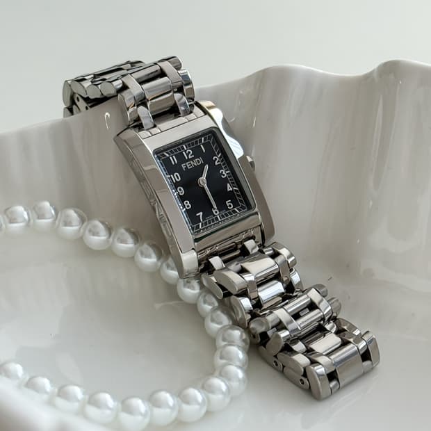 펜디 스퀘어 메탈 시계