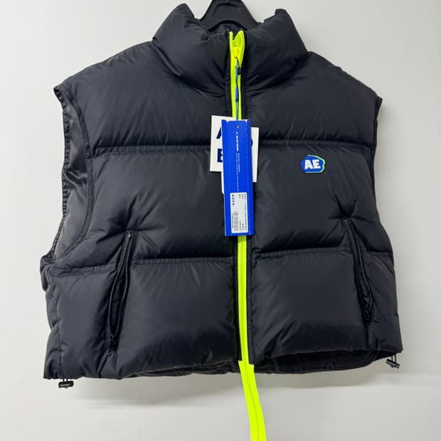 아더에러 스톤 로고 푸퍼 베스트 블랙 원사이즈(새상품)