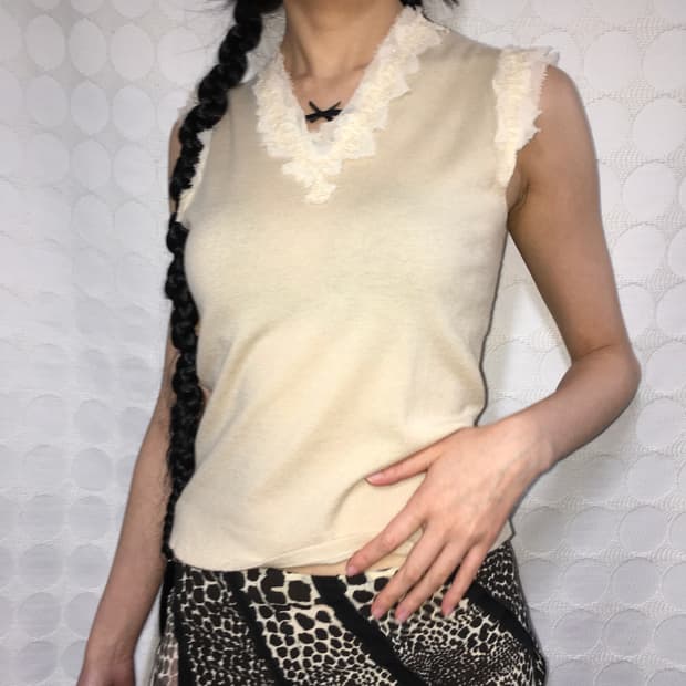 히로코 코시노 디테일 슬리브리스 탑