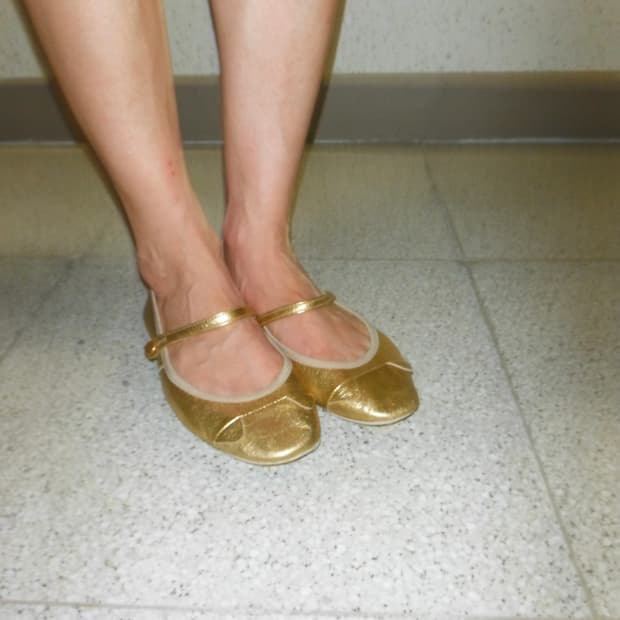 Tsumori Chisato enamel flat shoes