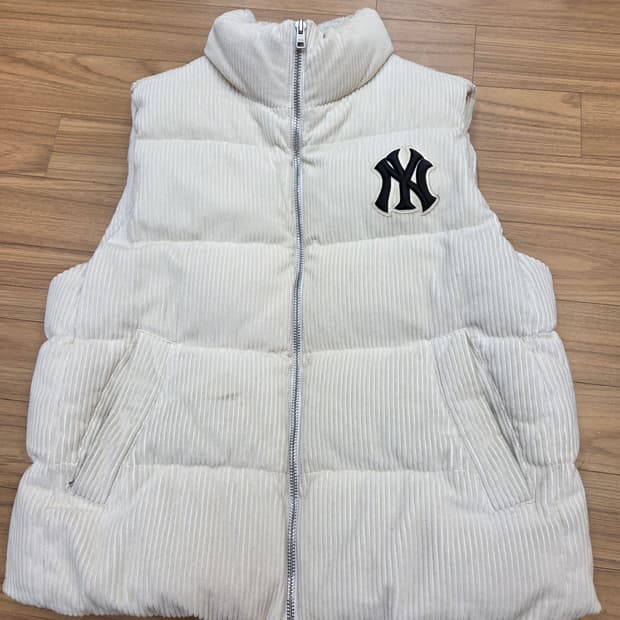 흰색 MLB 코듀로이 패딩 조끼 M사이즈입니다. 뉴욕 양키스 로고가 박혀