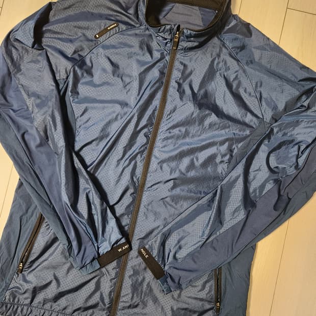 와이드앵글 골프 경량 네이비 바람막이 사이즈105

어깨 로고 닳음(사진