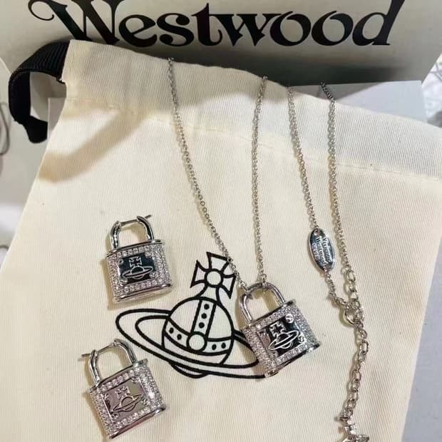‌Vivienne Westwood‌ 열쇠 고리