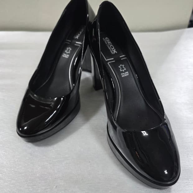 GEOX 제옥스 블랙 에나멜 펌프스힐35