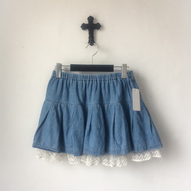 Lace trimming pleats mini skirt