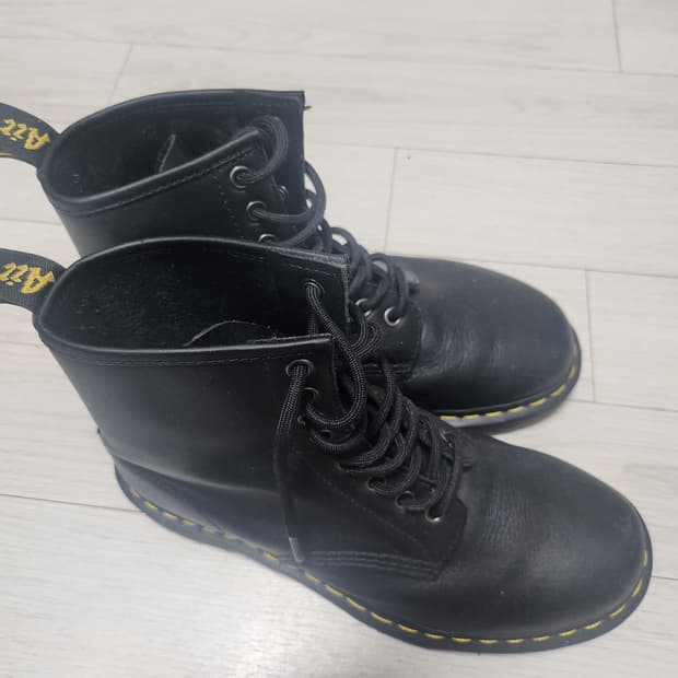 닥터마틴 닥마 1460 8홀 나파 블랙 무광 250사이즈