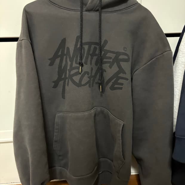 어나더 아카이브 로고 후드티