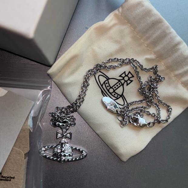 비비안 웨스트우드 메이페어 바스 릴리프 펜던트 실버