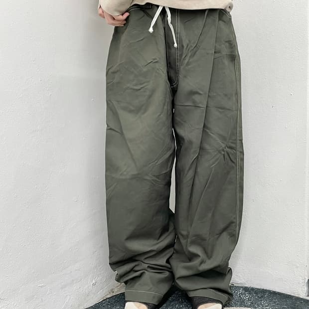 카키 스트링 버튼 스티치 팬츠