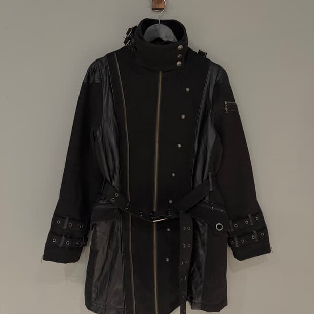 Ozz Croce 벨티드 디테일 레더 포인트 하이넥 자켓