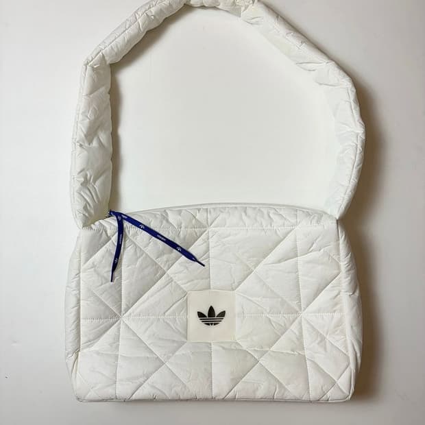 아디다스 23ss 한정판 패딩 구름 퍼피 숄더백 Q1492