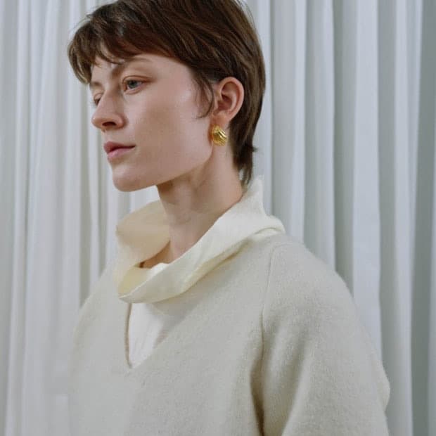 에토스 소프트 하이넥 루즈 블라우스