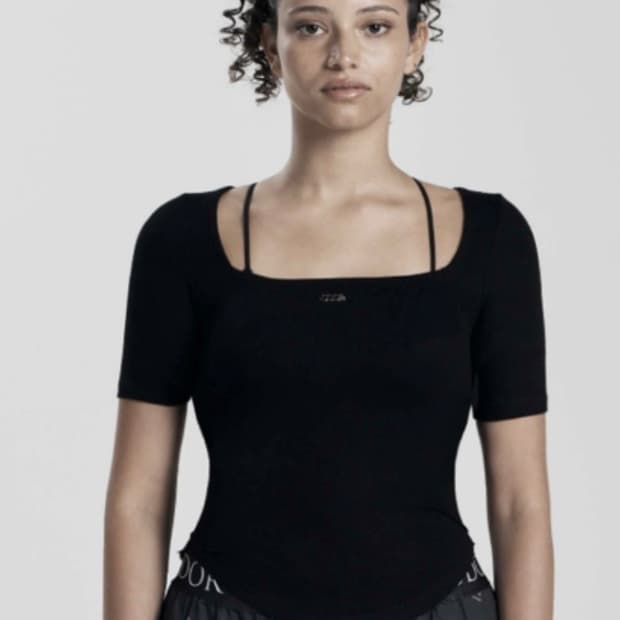 오도어 스퀘어 하프 티 블랙 