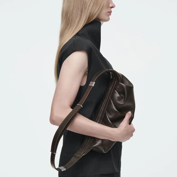 코스 아틀리에 드레이프 크로스바디백 레더