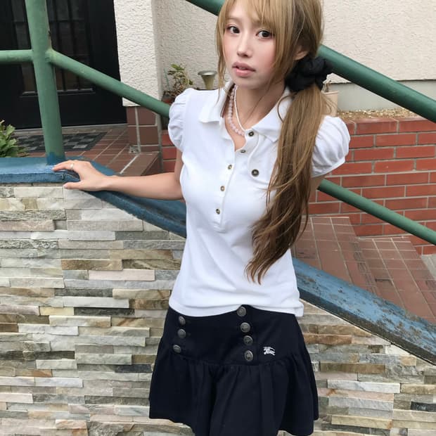 버버리 화이트 퍼프 카라 티셔츠