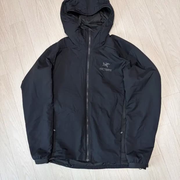 아크테릭스 아톰 lt M 사이즈  블랙 색상  크림 새상품 58-65만원