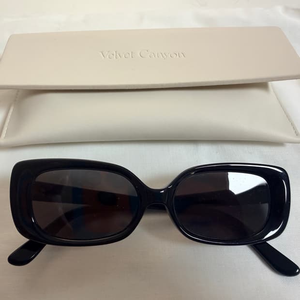 Velvet Canyon Zou Bisou 선글라스 (켄달제너 착용)