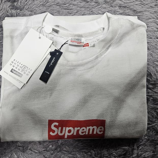 슈프림 x MM6 메종 마르지엘라 박스로고 티셔츠 화이트 - 24SS