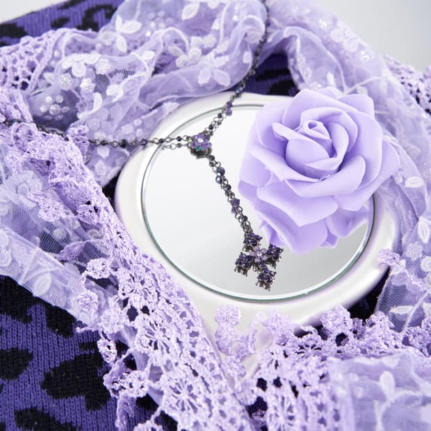 Anna sui 바이올렛 원드롭 크로스 목걸이