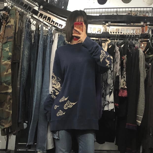 네이비 컬러 드래곤 프린팅 맨투맨
