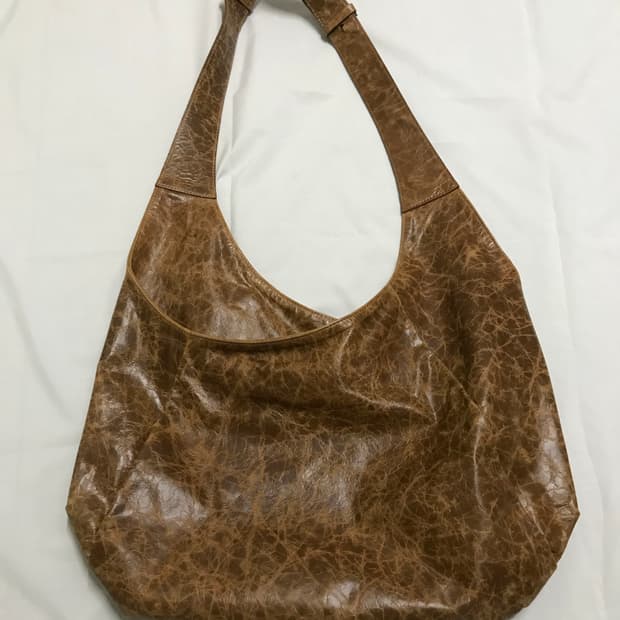 쿠어 하프 문 크로스 레더 토트백 (카멜)