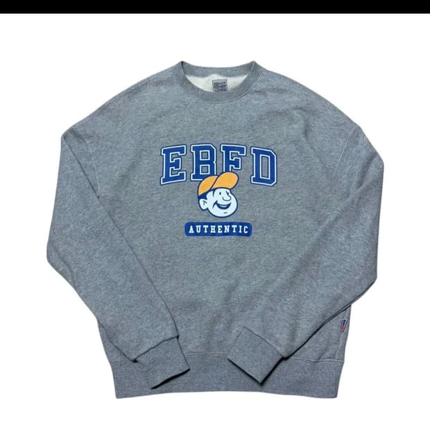 이벳필드 라이트 그레이 색상 맨투맨