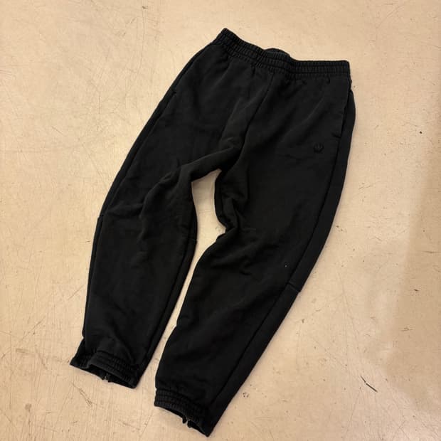 아디다스 스몰로고 블랙 조거팬츠