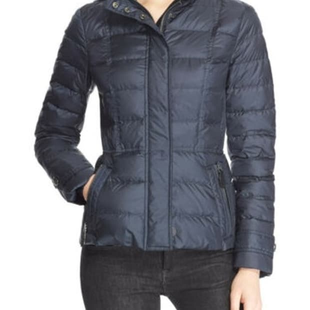 정품 버버리 데일스버리 여성 다운 경량 숏패딩 다크인디고색상 -새상품-