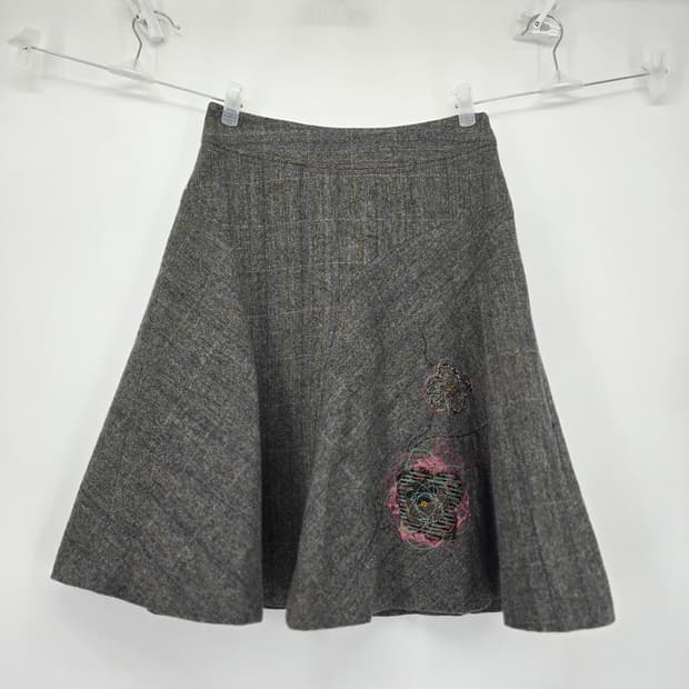 Olivia Lauren 헤링본 플레어 스커트 꽃 자수 장식