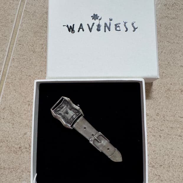웨이비니스 시계 브로치 (타이핀)