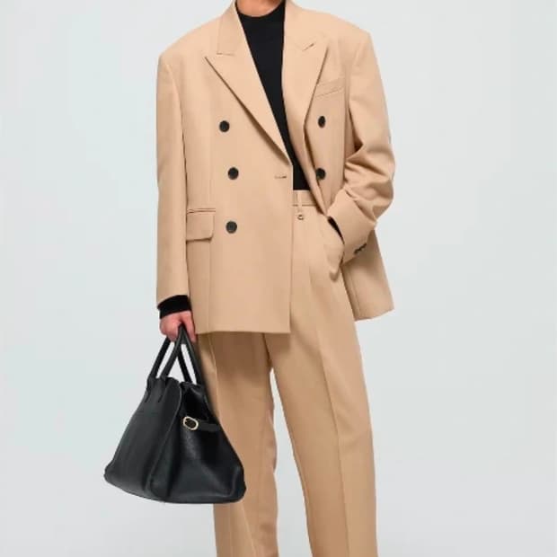 TNGT 베이지 피크드 더블 블레이저 + 와이드핏 팬츠 셋업 수트