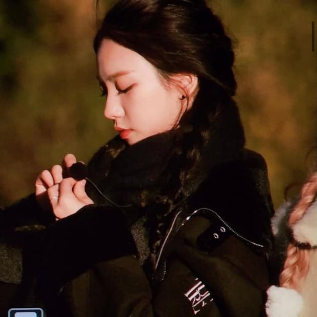 [카리나 착용] TURE 크롭스웨이드 퍼 무스탕 블랙