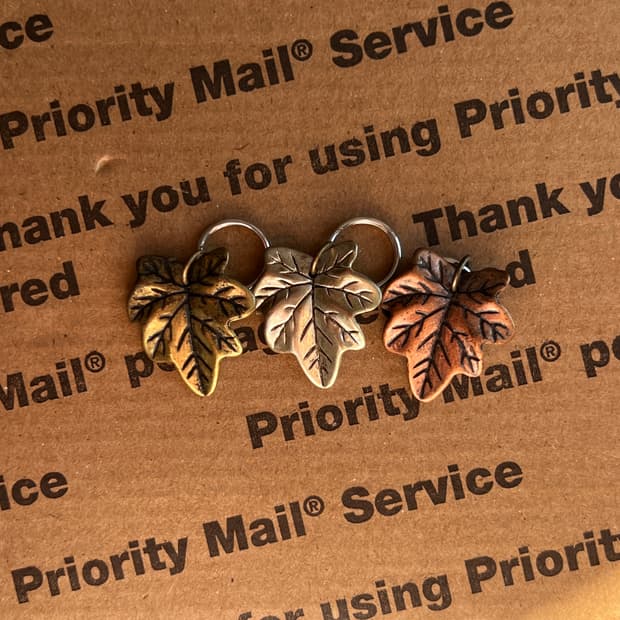 90s vtg Maple Leaf Keyring (3color)