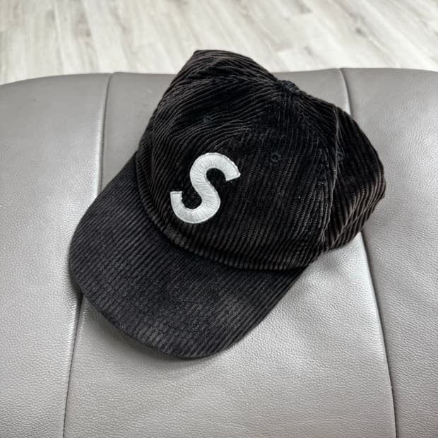 슈프림 코듀로이 S로고 6패널 볼캡 블랙
