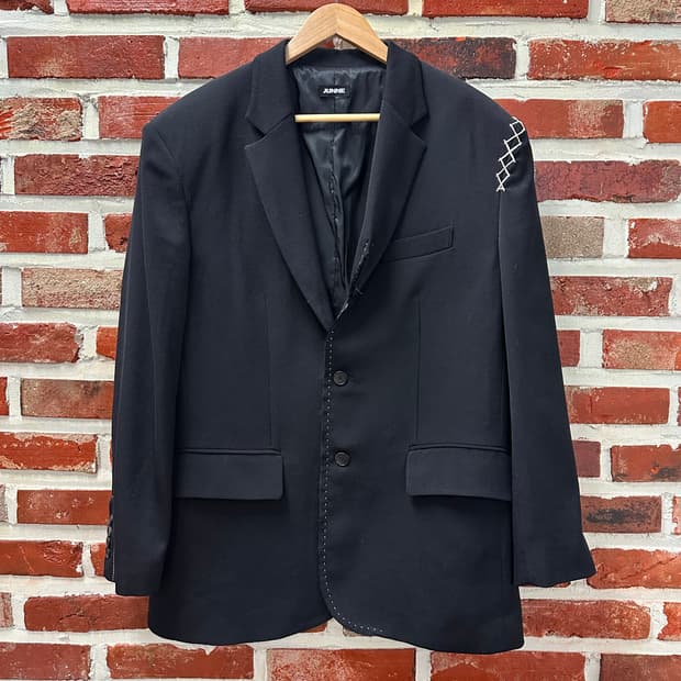 (L)준느 스티치 디테일 컷팅 블레이져 블랙