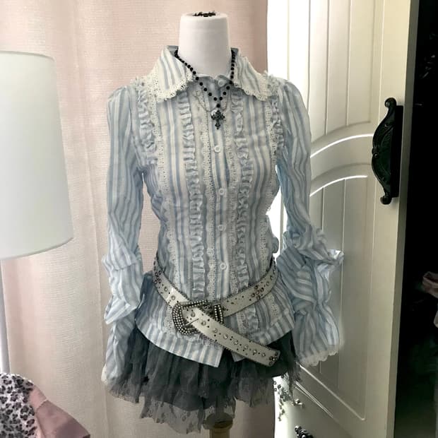 페미닌 블루 스트라이프 프릴 블라우스 + 벨트 코디