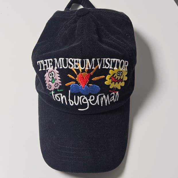 더뮤지엄비지터 존 버거맨 볼캡