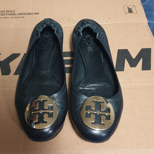 토리버치 금장빅로고 트래블 발렛 플랙슈즈 블랙 (230)