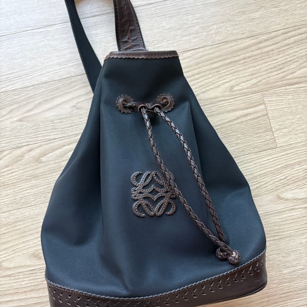 로에베 원숄더 버킷백 