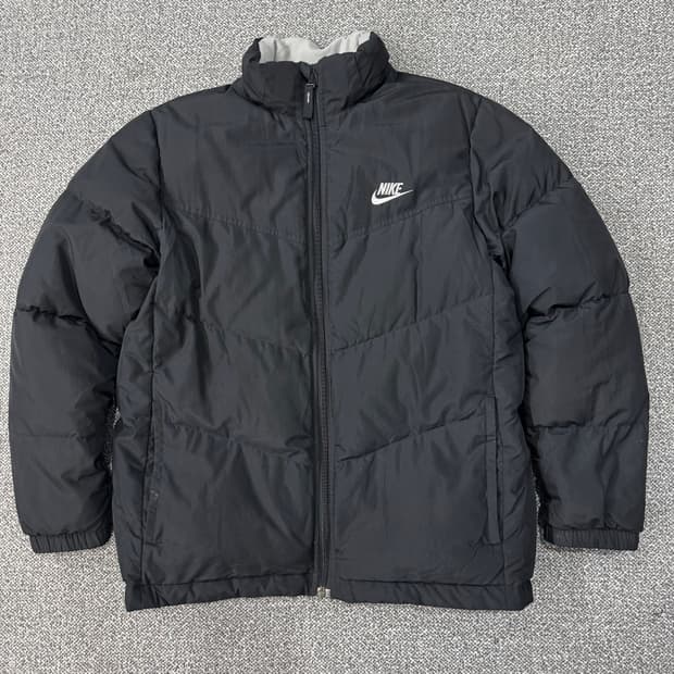 나이키 00s 블랙 화이트 퓨추라 로고자수 덕다운 숏패딩