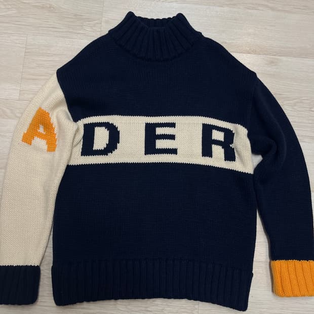 아더에러 터틀넥 니트 2사이즈