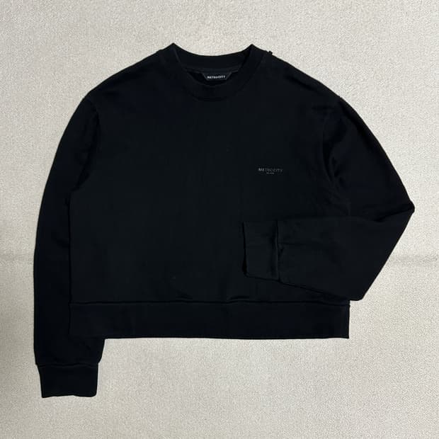 메트로시티 체인 목걸이 포인트 크롭 스웨트셔츠