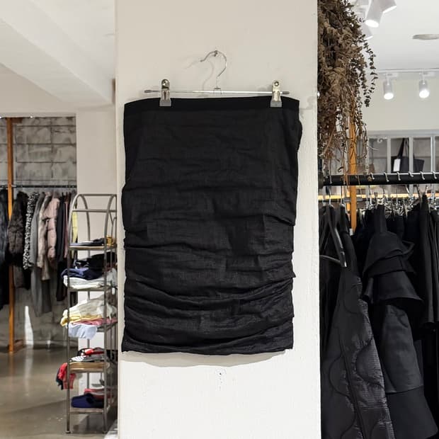 랑방 블랙 드레이프 미디 스커트