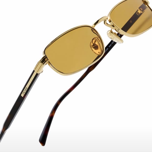 프라다 선글라스 더 아이코닉 메탈 플라크 허니 렌즈