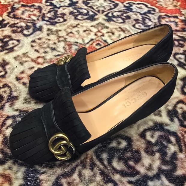 구찌(Gucci)의 GG 마몽 스웨이드 미드힐 펌프스
