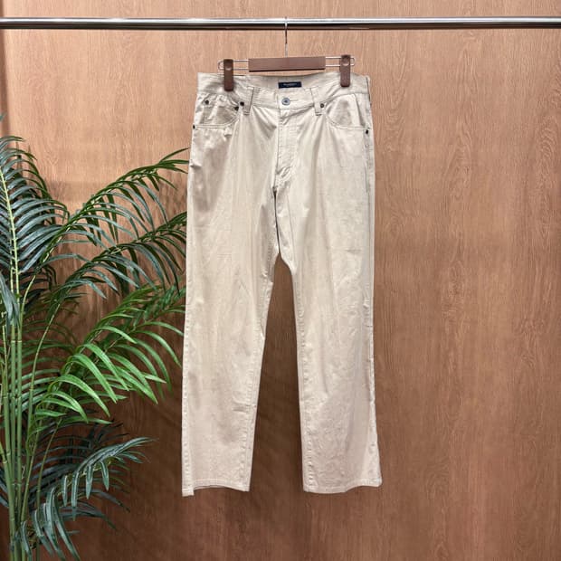 버버리 런던 코튼 스트레이트 팬츠 각인 버튼 레더 패치 디테일 베이지